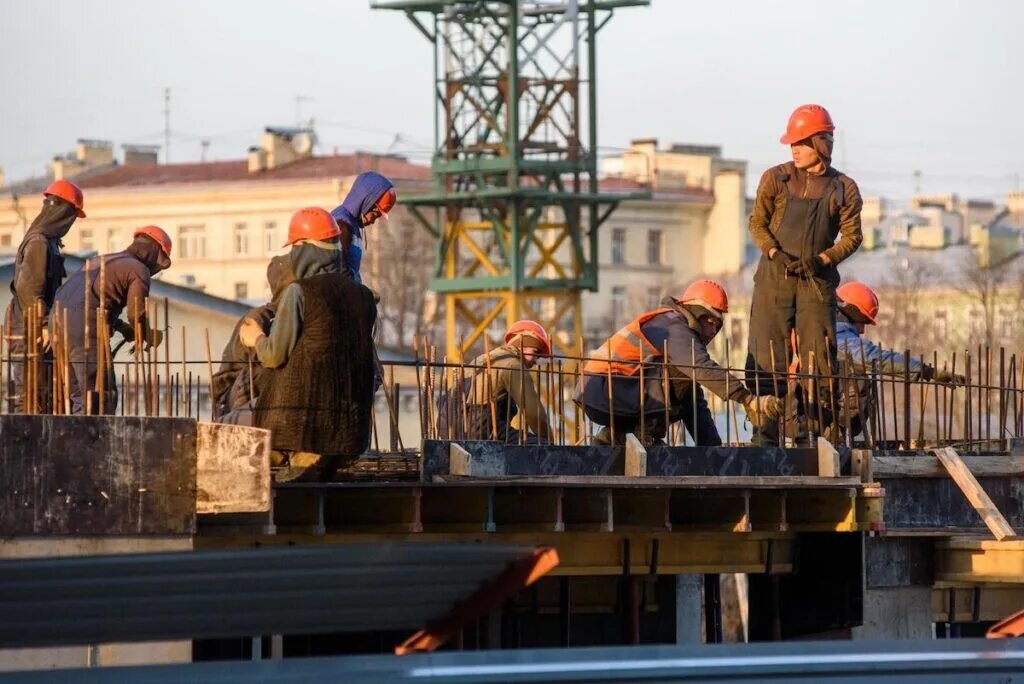 Первый строитель в россии. Стройка. Стройка и строители. Рабочие на стройке. Строители в России.