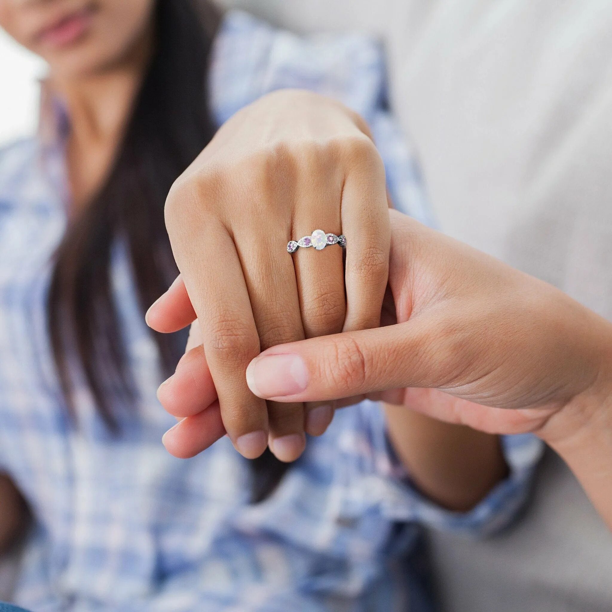 Дарить золотое кольцо. Кольцо для Помолвки. Кольцо для предложения девушке. Кольцо на руке девушки. Кольцо на пальце.