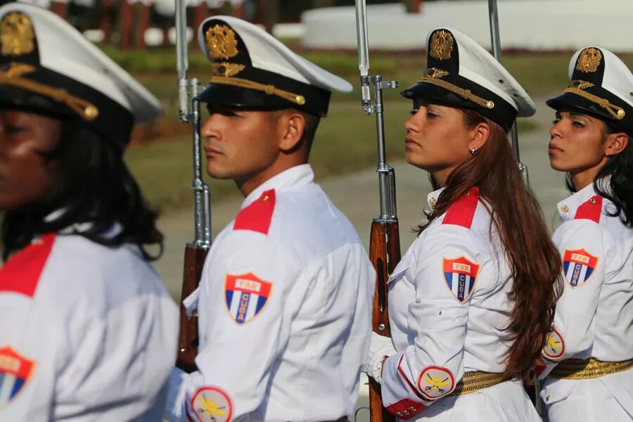 Кубинские военные. Кубинская Военная форма. Военная форма кубинской армии. Форма кубинских солдат. Кубинские девушки военные.