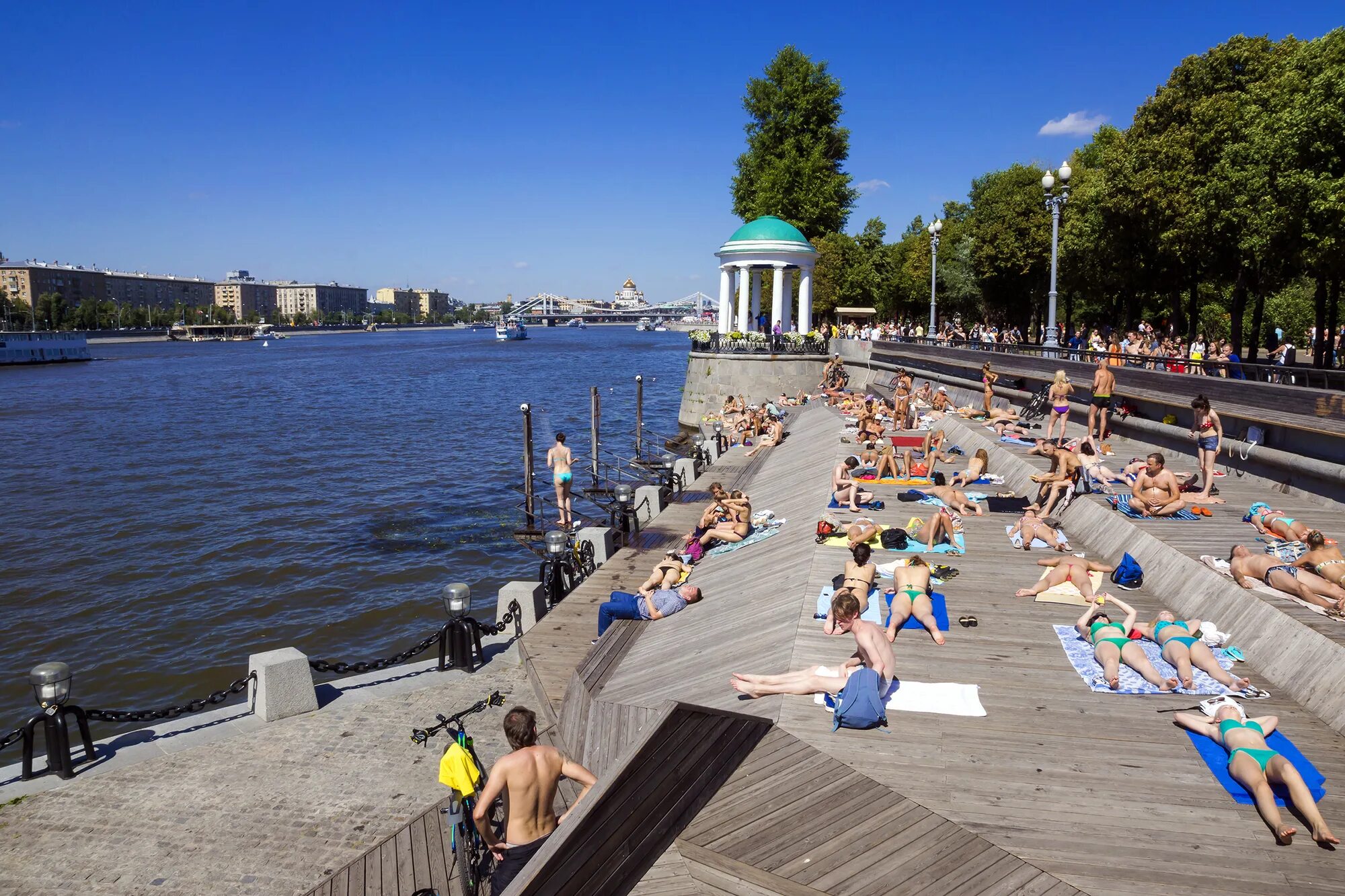 Стоять напротив парка. Парк Горького пляж. Пляж в парке Горького Москва. Парк Горького Москва. Оливковый пляж парк Горького.