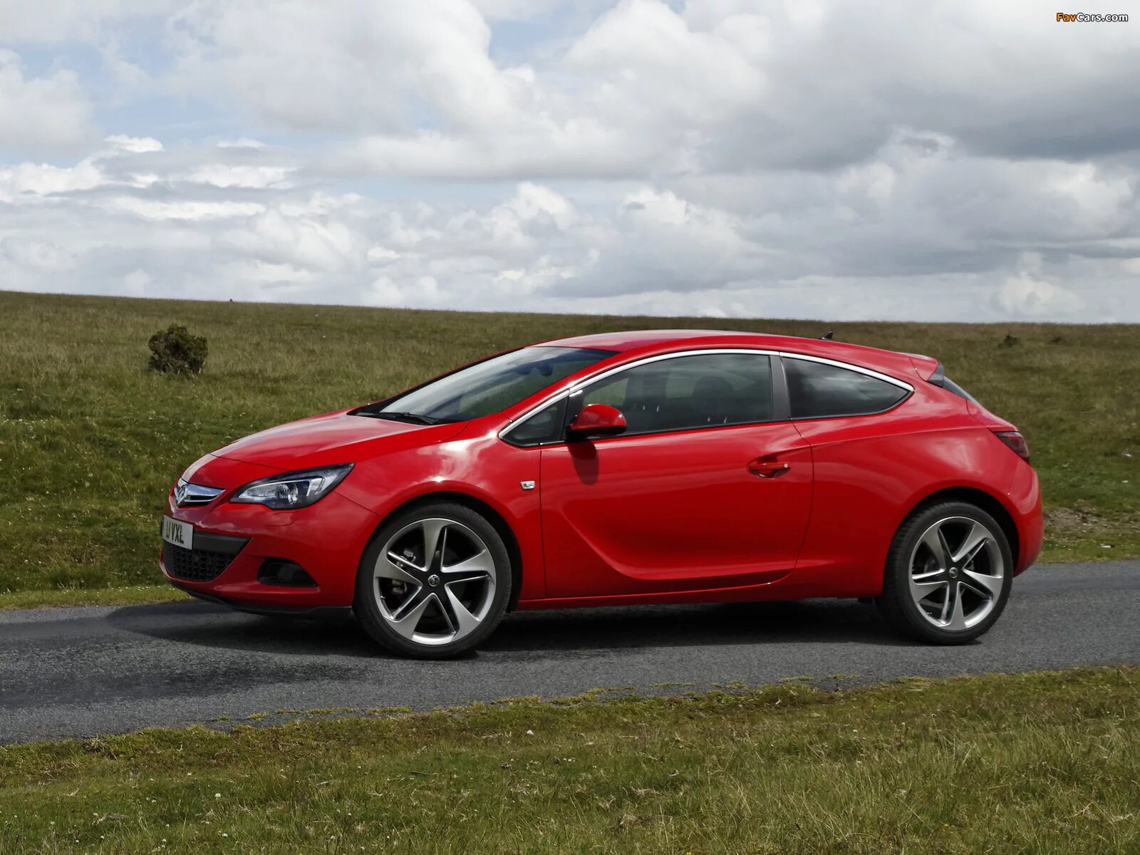 Opel ii. Opel Astra GTC 2015. Opel Astra j 3 дверная. Opel Astra GTC 4 двери.