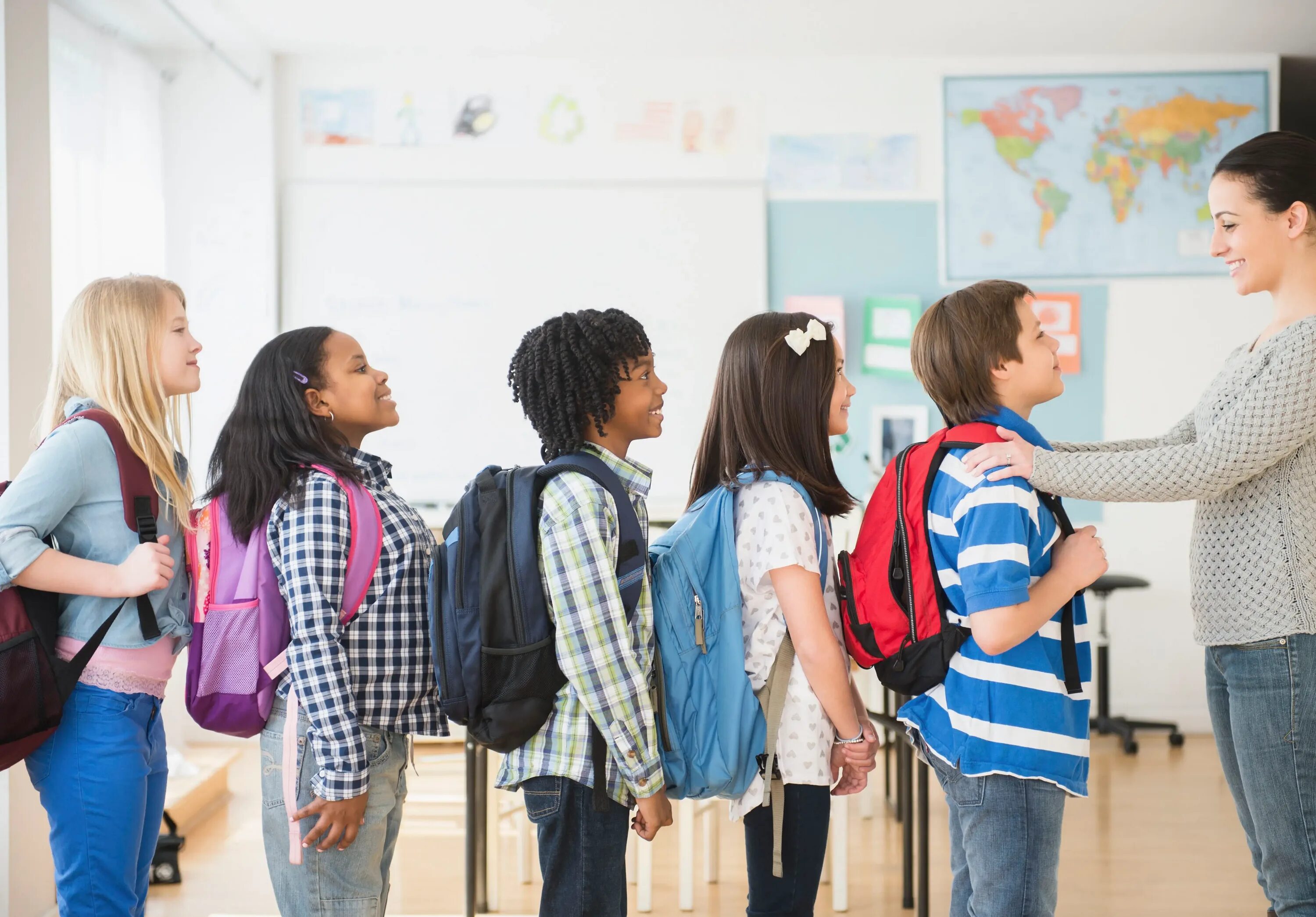 Class manager. Школьники в ряд. classroom management в классе. очередь перед школой. перед учителями.