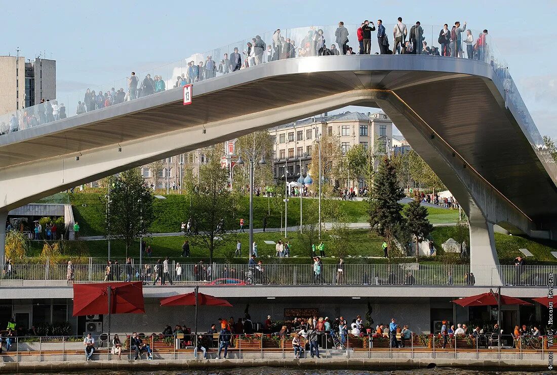 Погулять в москве подростку. Парк Зарядье. Парк Зарядье в Москве. Красная площадь парк Зарядье. Парк Заречье в Москве.