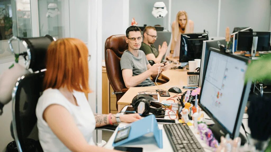 Геймдев компании. Специальности в геймдеве. мобильный геймдев. gamedev вакансии. тестировщик игр.