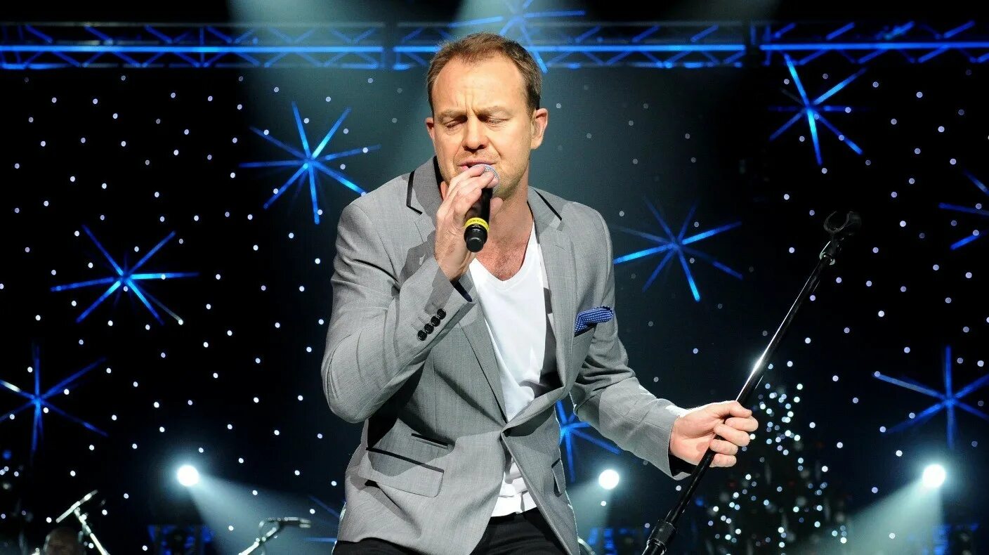 Джейсон донован песня у костра. Jason Donovan. Певец Донован Джейсон. Джейсон Донован молодой концерт 1990 в Дублине. Джейсон Донован сейчас.