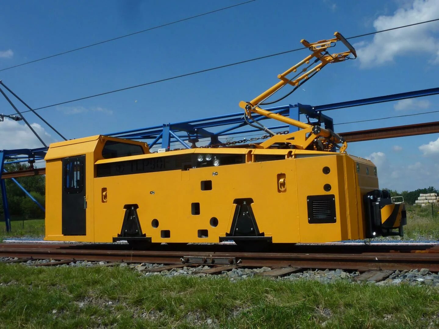 Шахтный контактный электровоз 14ка. Рудничный электровоз к14м. Шахтный электровоз к-14м. Электровоз шахтный ee-120. Контактные электровозы.