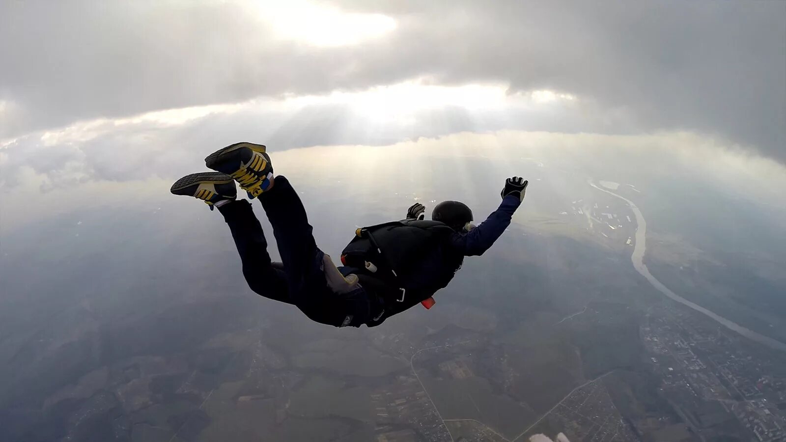 Самое быстрое свободное падение. Прыжок с парашютом. Экстремальный туризм. Человек прыгает с парашютом. Парашютист в полете.