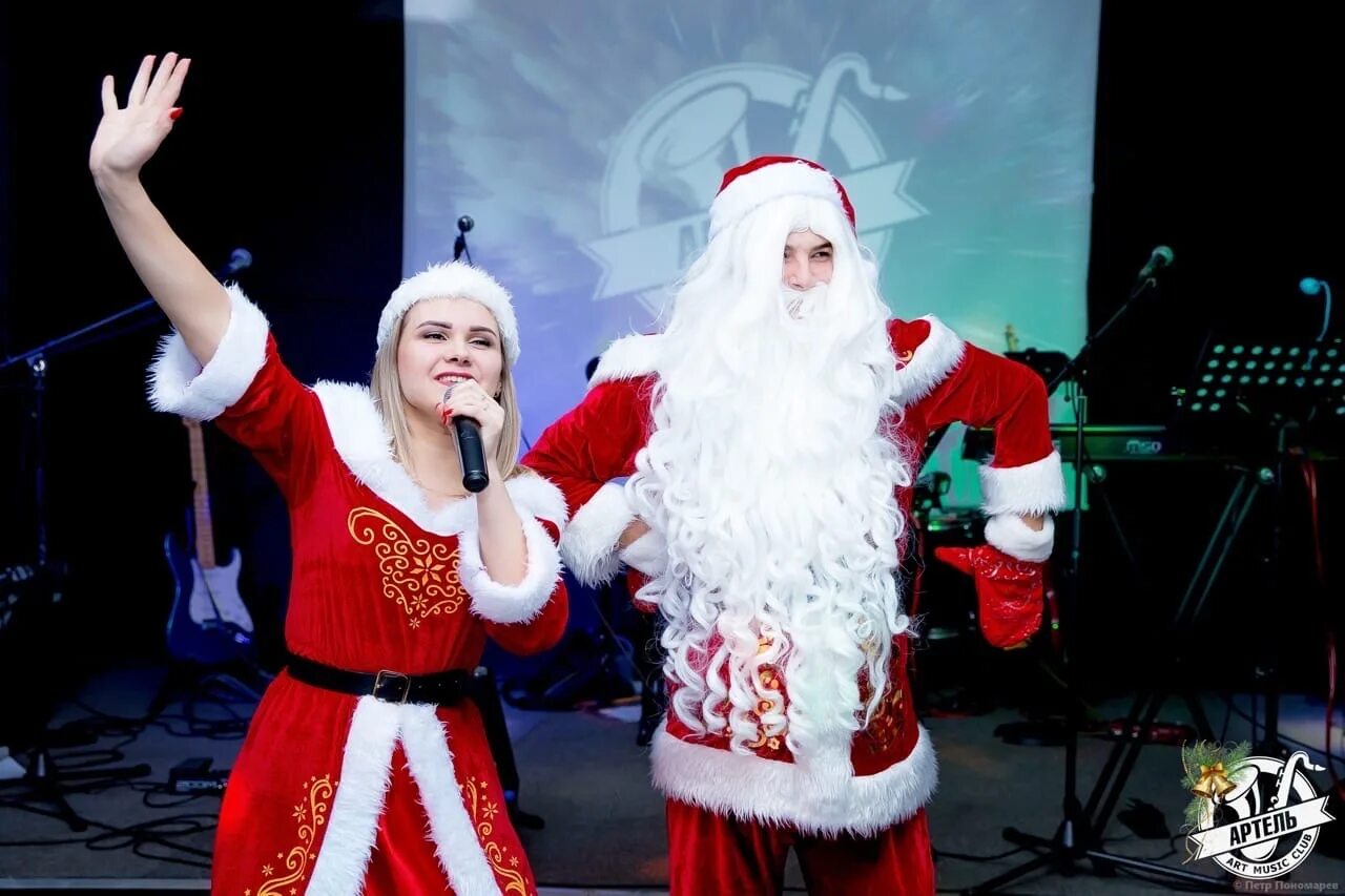 Новогодний корпоратив дед мороз. Выход снегурочки и деда мороза на корпоративе. Новогодний корпоратив дед мороз и снегурочка. Выход снегурочки и деда мороза на корпоративе. Дед мороз и снегурочка в ресторане.