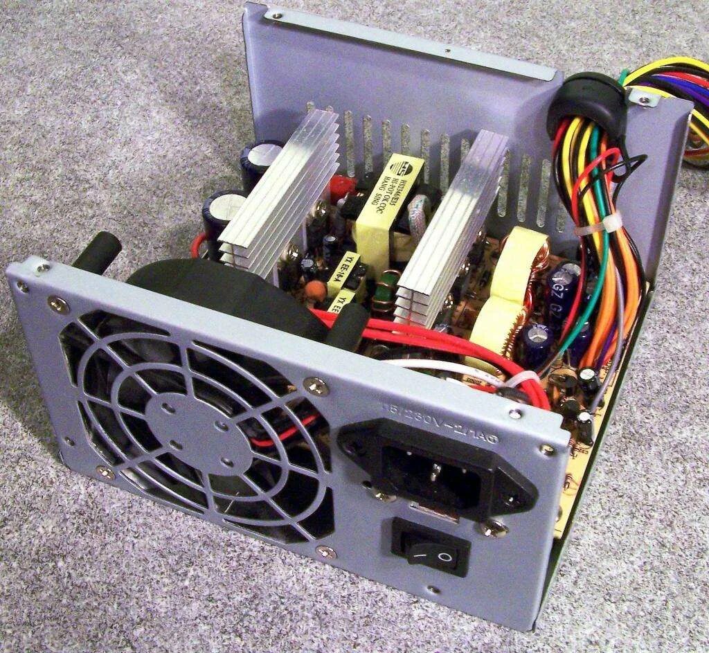 Не запускается бп компьютера. Power supply блок. починить блок питания компьютера. блок питания системного блока компьютера. серверной блок питания delta electronics 450w внутри.