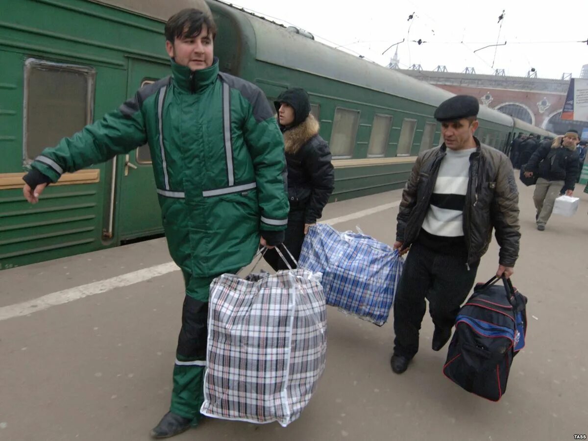Сумка челнока. Таджикские мигранты. Поехали в москву. Гастарбайтеры из средней азии. Приехал в москву на заработки.