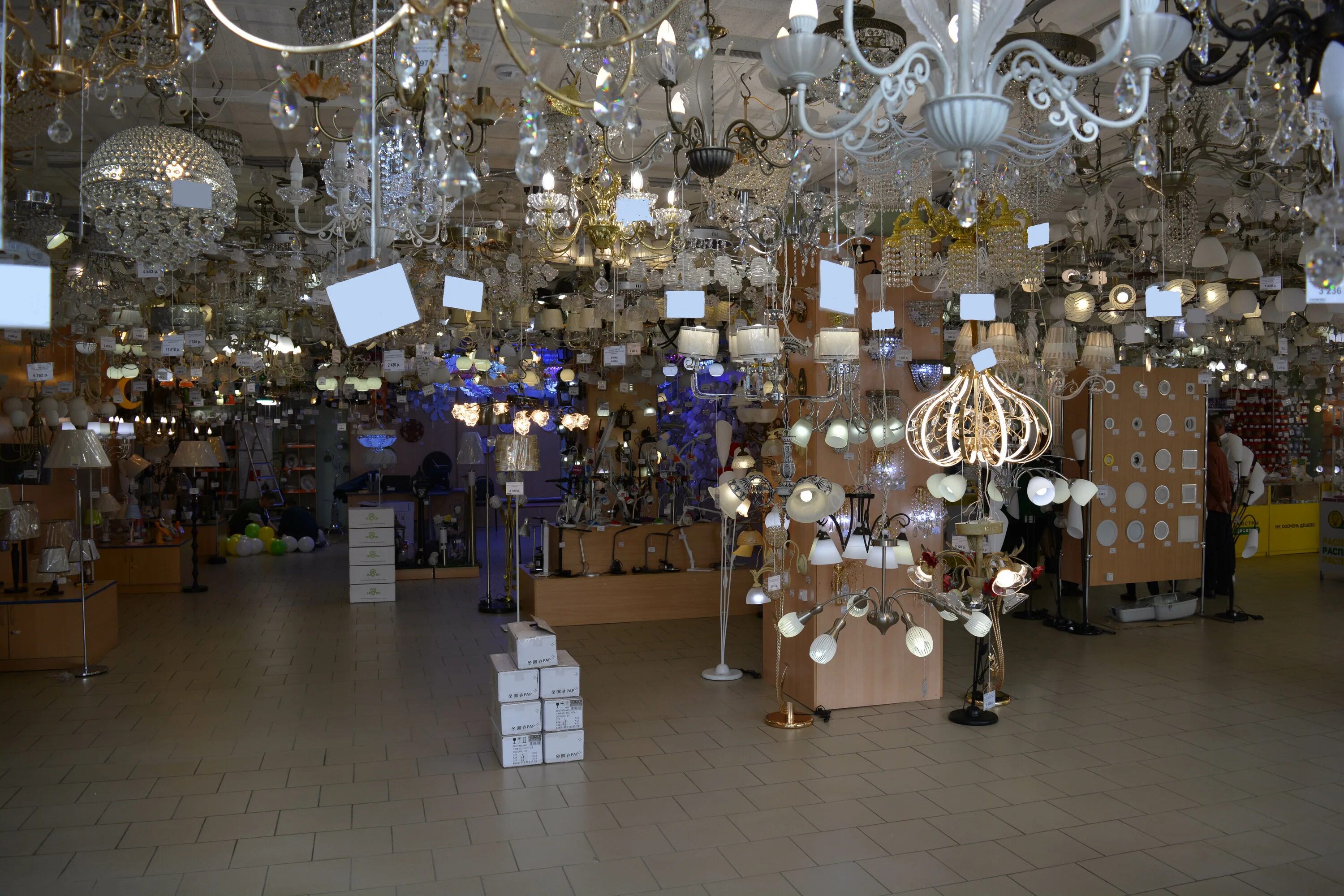 Скидка на светильники и люстры. Скидки на люстры. Скидка на светильники. Реклама магазина люстр. Саранск лампа магазин.