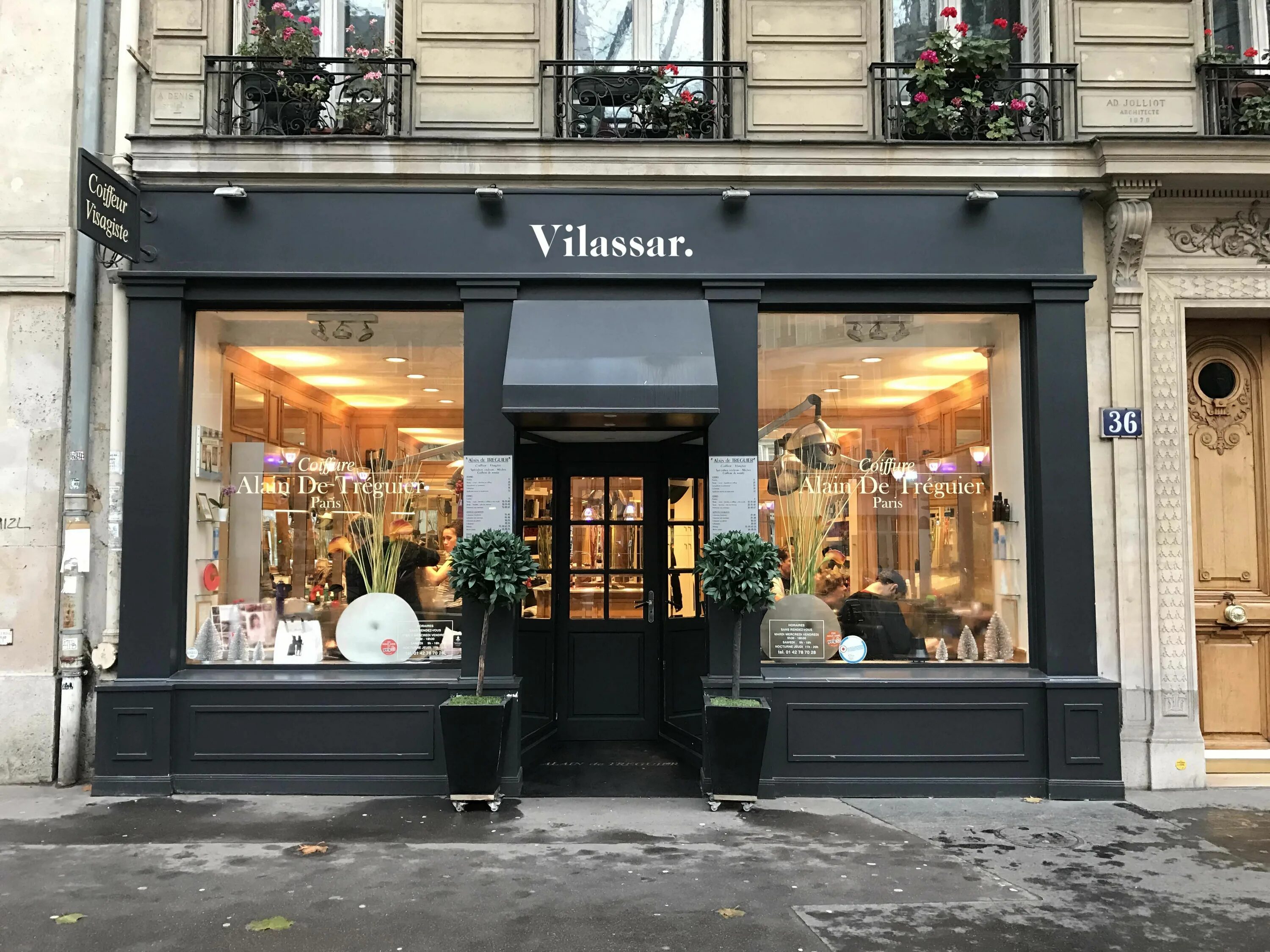Парижские витрины. Фасад магазина. Витрины кафе в Париже. Фасад магазина Париж.