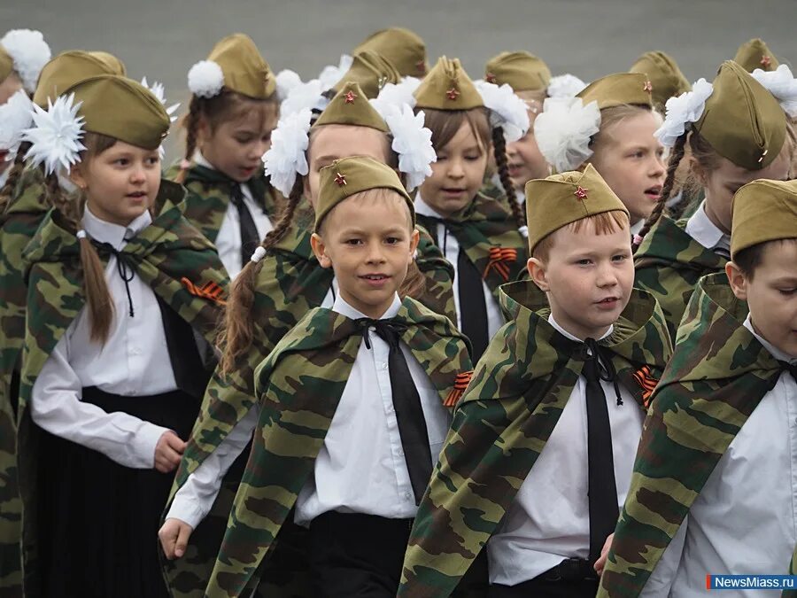 Есть ли школа 23 февраля. Военная форма для школьников. Военная форма в школе. Детская Военная форма парад в детском саду. Дети в военной форме на 9 мая.