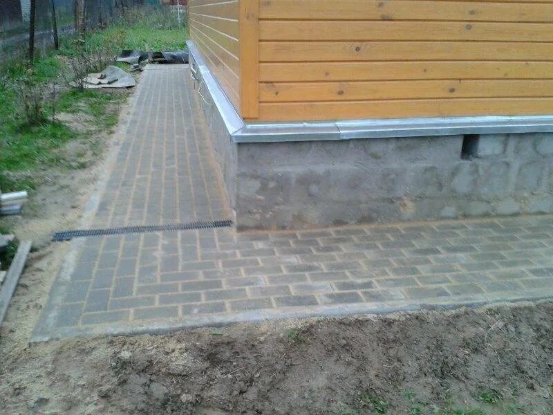 Отмостка бетон или плитка. Отмостка брусчаткой. Отмостка бетон или плитка. Отмостка плитка 600. Укладка брусчатки на отмостку.