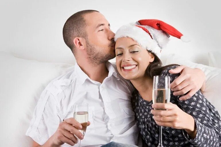 Christmas date. Новый год вдвоем с любимым. Новогодняя фотосессия влюбленных с шампанским. Пара празднует новый год вдвоем. Новогодняя Гармония в отношениях.