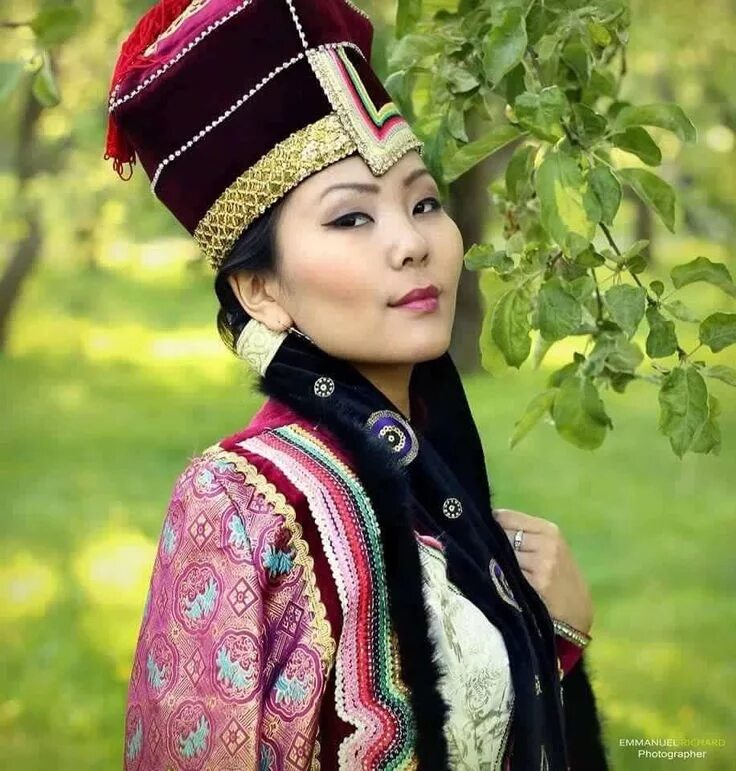 Национальное фото женщин. Калмыкия калмычка. Нация калмычка. Национальный костюм Калмыков. Монгольская певица Tatar.