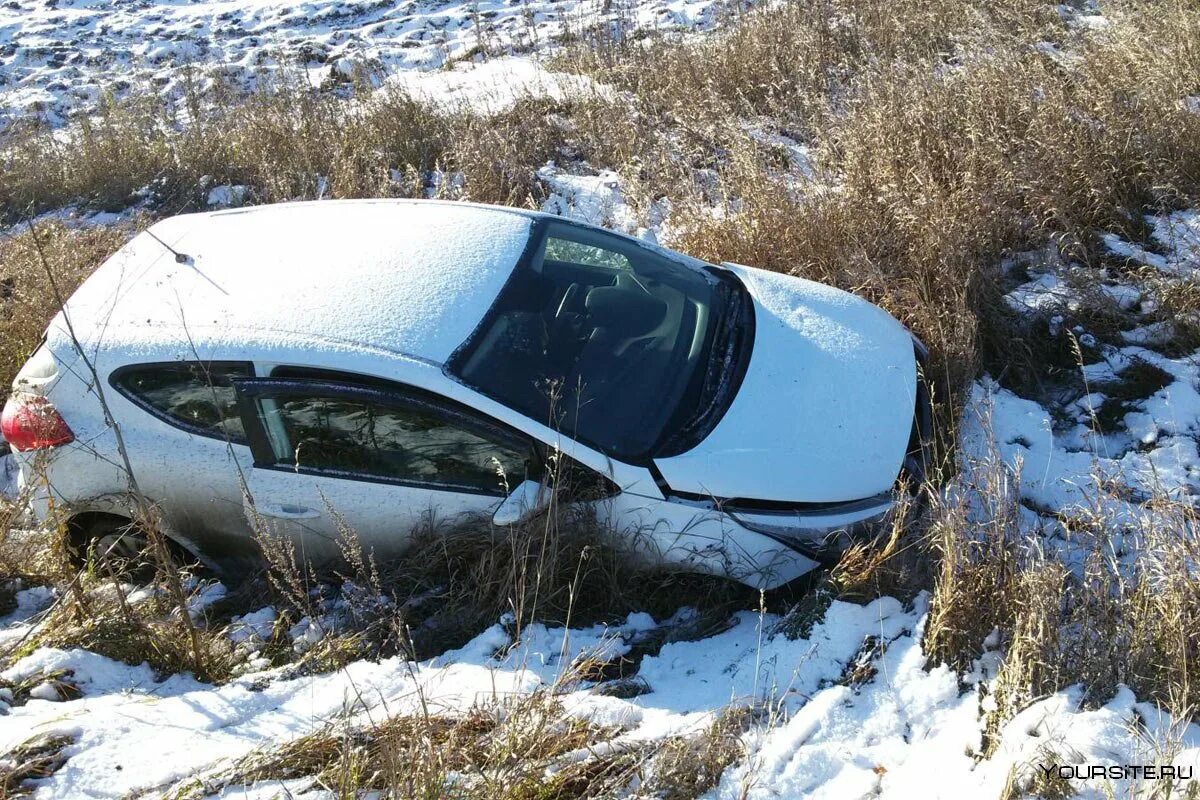 Kia Ceed в кювете. Разбитая Тойота рав 4. Машина в кювет. Авто в кювете зимой.