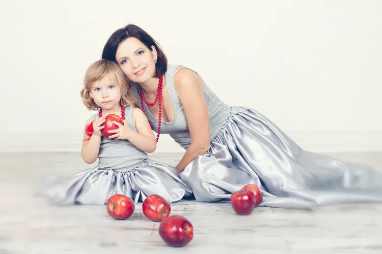 фотосессия дочки матери. мамины дочки. одинаковые прически для мамы и дочки. мама и дочка. мамины дочки.