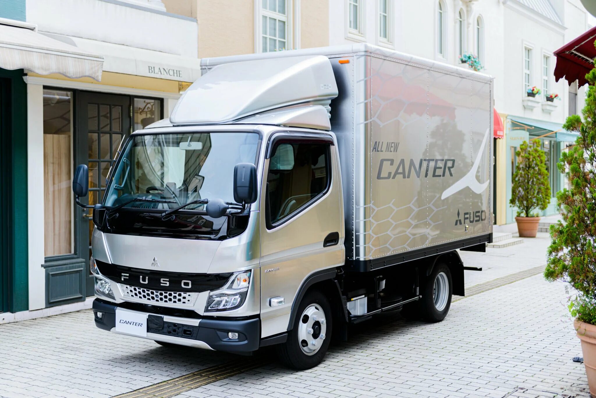 Грузовик митсубиси кантер. Mitsubishi Fuso Canter. Мицубиси Фусо Кантер. Mitsubishi Fuso 2021. Грузовик Mitsubishi Fuso Canter.