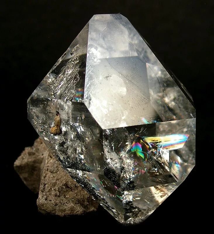 Алмазы какое ископаемое. Алмаз неограненный камень. Минерал Алмаз октаэдр. Херкимерский Алмаз. Алмаз Кристалл неграненый.
