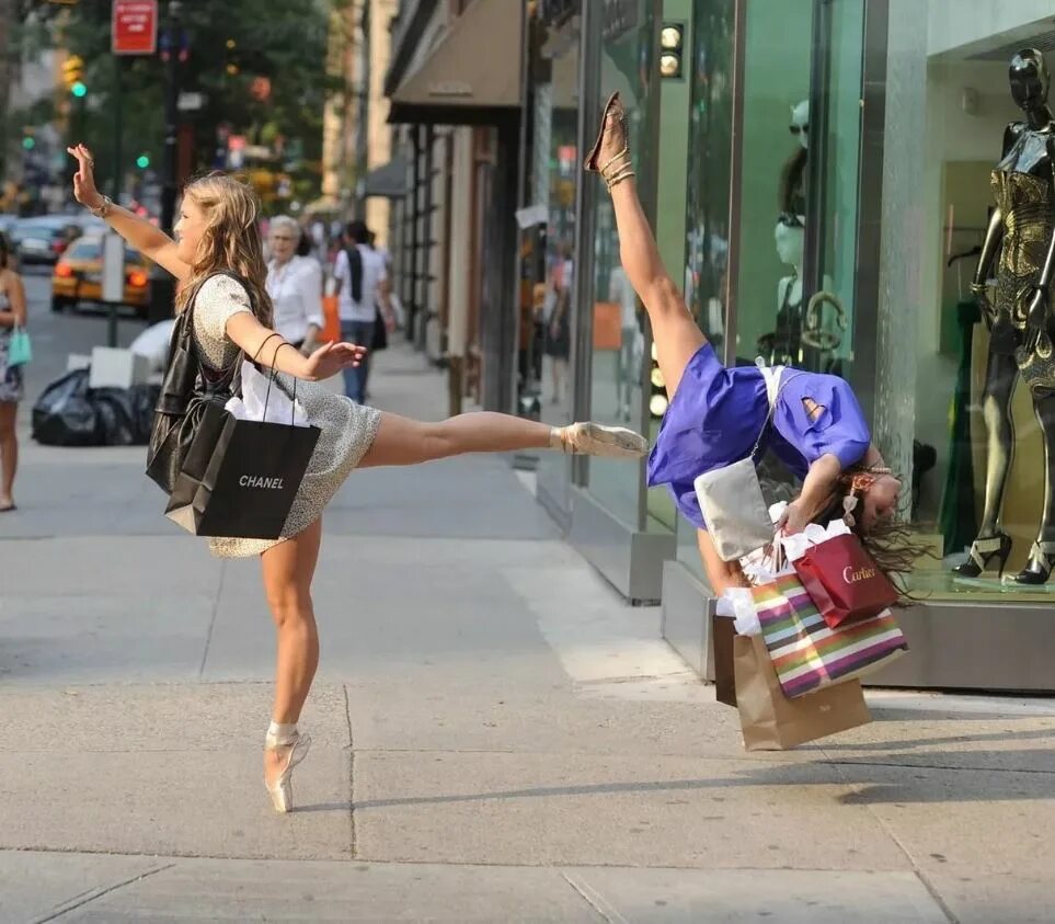 Приколы где танцуют. Девушка бежит в магазин. Смешная девушка на улице. Женщина бежит с пакетами. Смешные ситуации на улице.