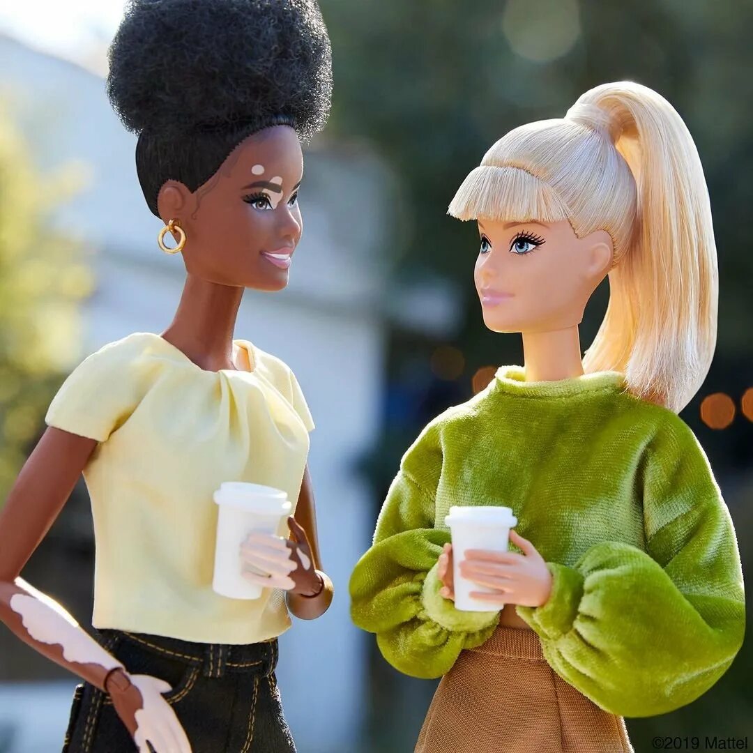 Создатель барби. Кукла барби фашионистас с протезом. куклы barbie mattel 2025. барби фашионистас с витилиго. кукла барби с витилиго.