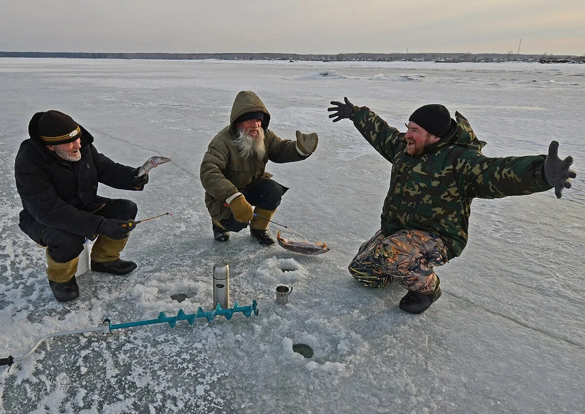 Что произошло когда удалось поймать первую рыбу. Зимняя рыбалка приколы. Зимняя рыбалка на льду. Рыбак зимой. Рыбалка зимой приколы.