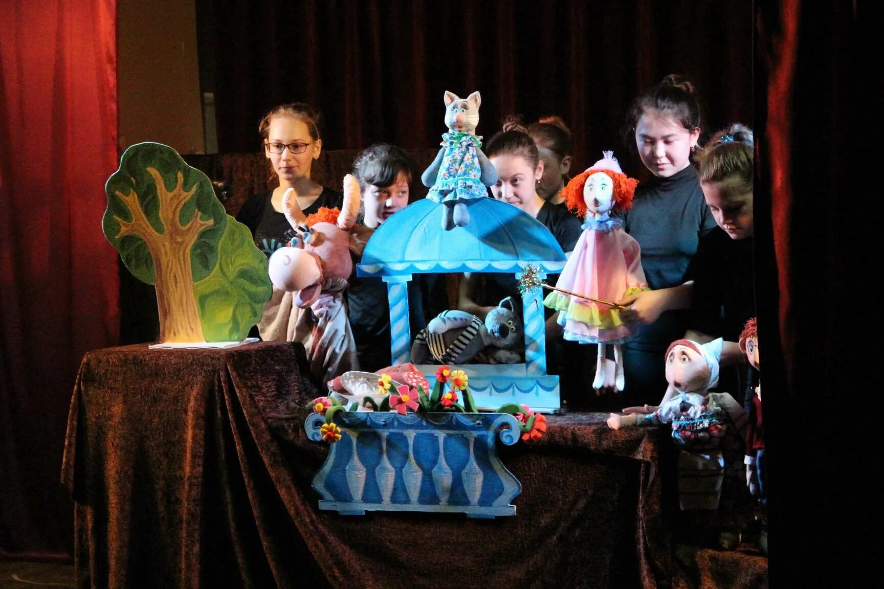 выездной кукольный спектакль. театр сказок. театр для деток сценки.