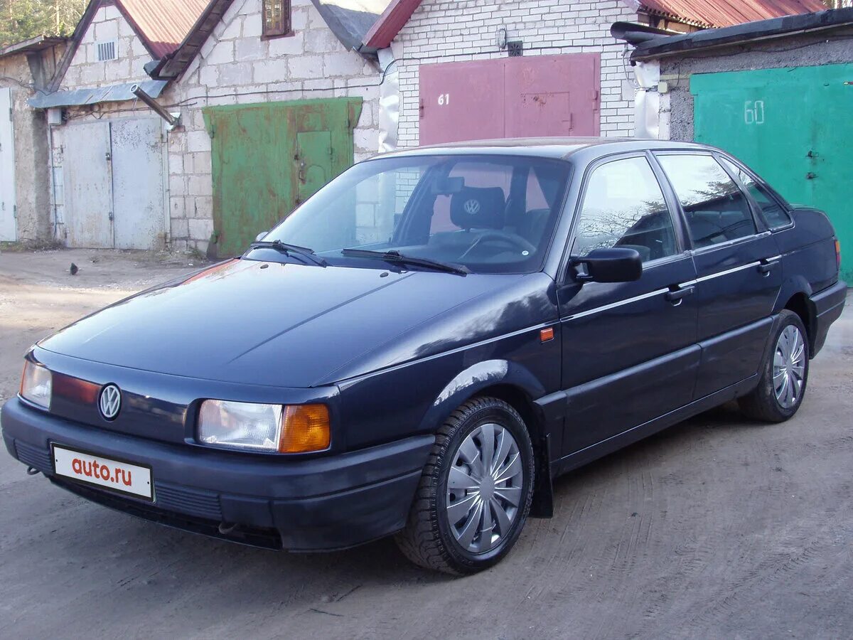 Купить бу фольксваген б3. VW Passat b3 1990 седан. Фольксваген Пассат 1990 седан. Volkswagen b3 1990. Фольксваген Пассат 1990 года седан.