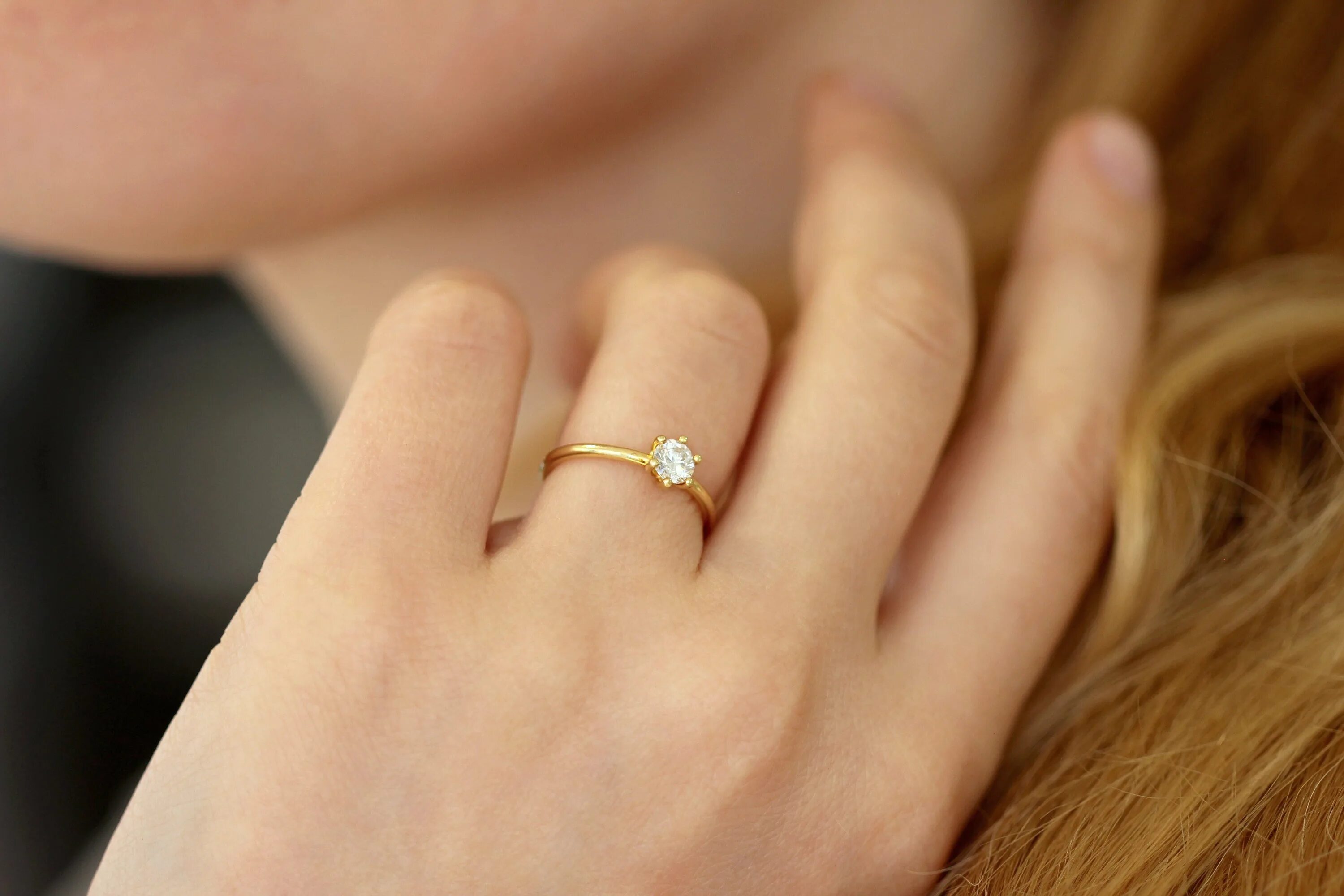 Простое кольцо девушке. Помолвочное кольцо золотое 585. Помолвочное кольцо золото 585. Кольцо с бриллиантом на пальце. Кольцо с бриллиантом на руке.
