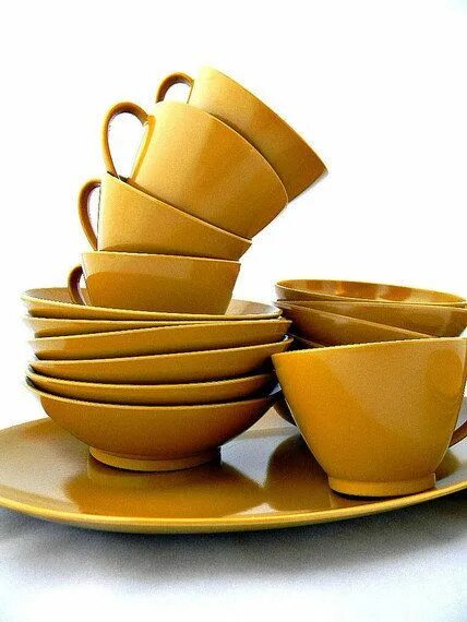 Набор посуды горчичного цвета. Кокот staub 22см. Желтая тарелка. Горчица посуда. Моющее средство для посуды с горчицей.