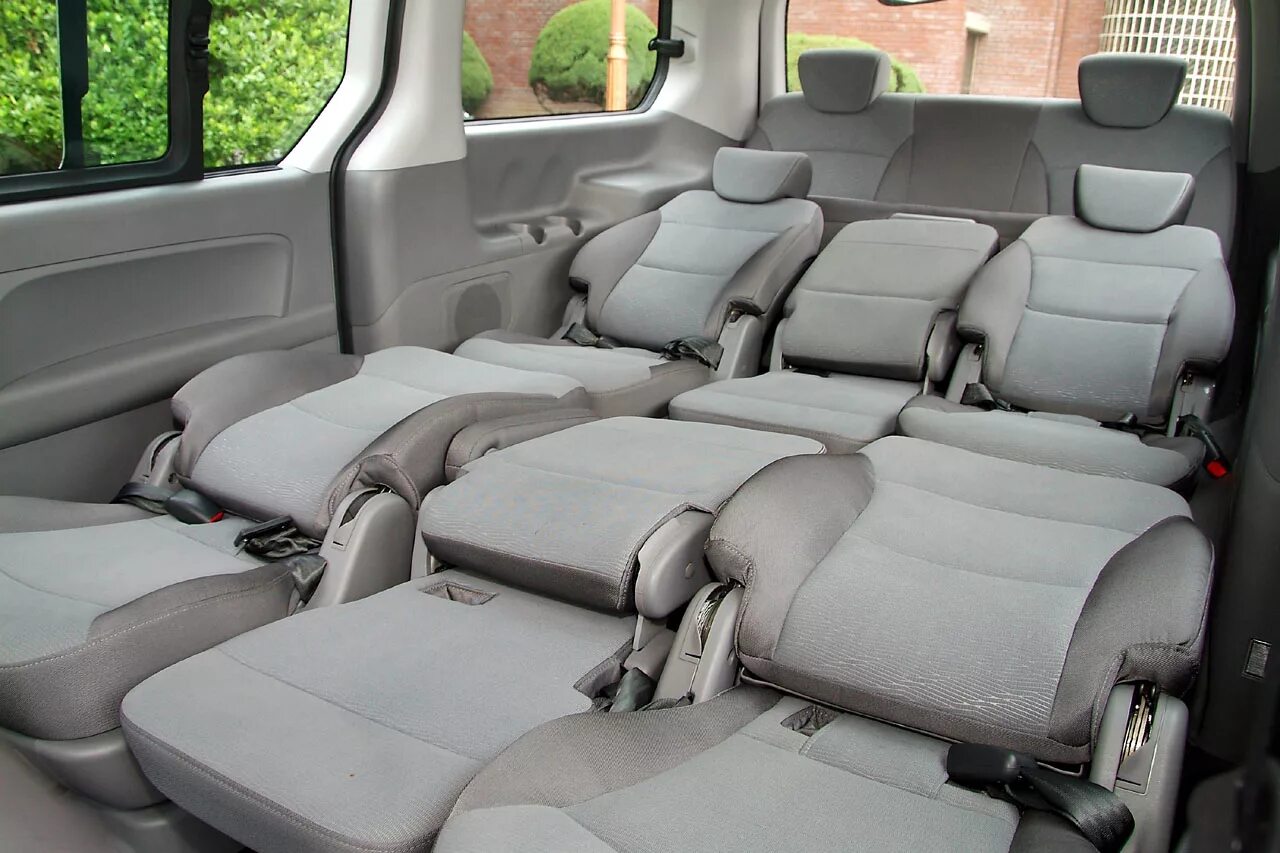 Машина на 12 мест. Nissan urvan 2021. Hyundai grand starex 12 мест. Мерседес спринтер 12 мест. Машина на 12 мест.