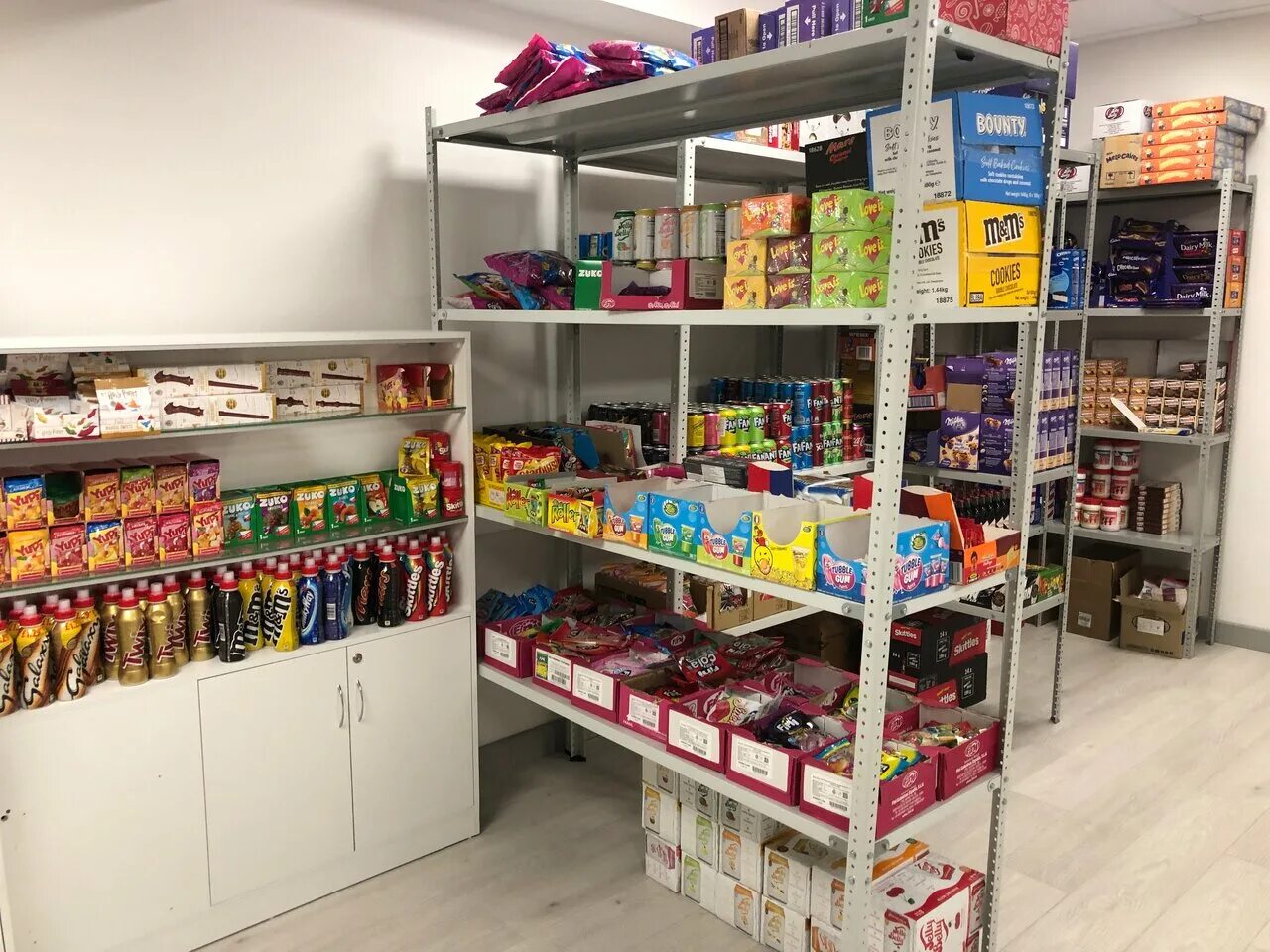 Сладости из магазина. Сладости москва. Магазин в москве sweet happiness. Магазин европейских сладостей. Вкусняшки в магазине.