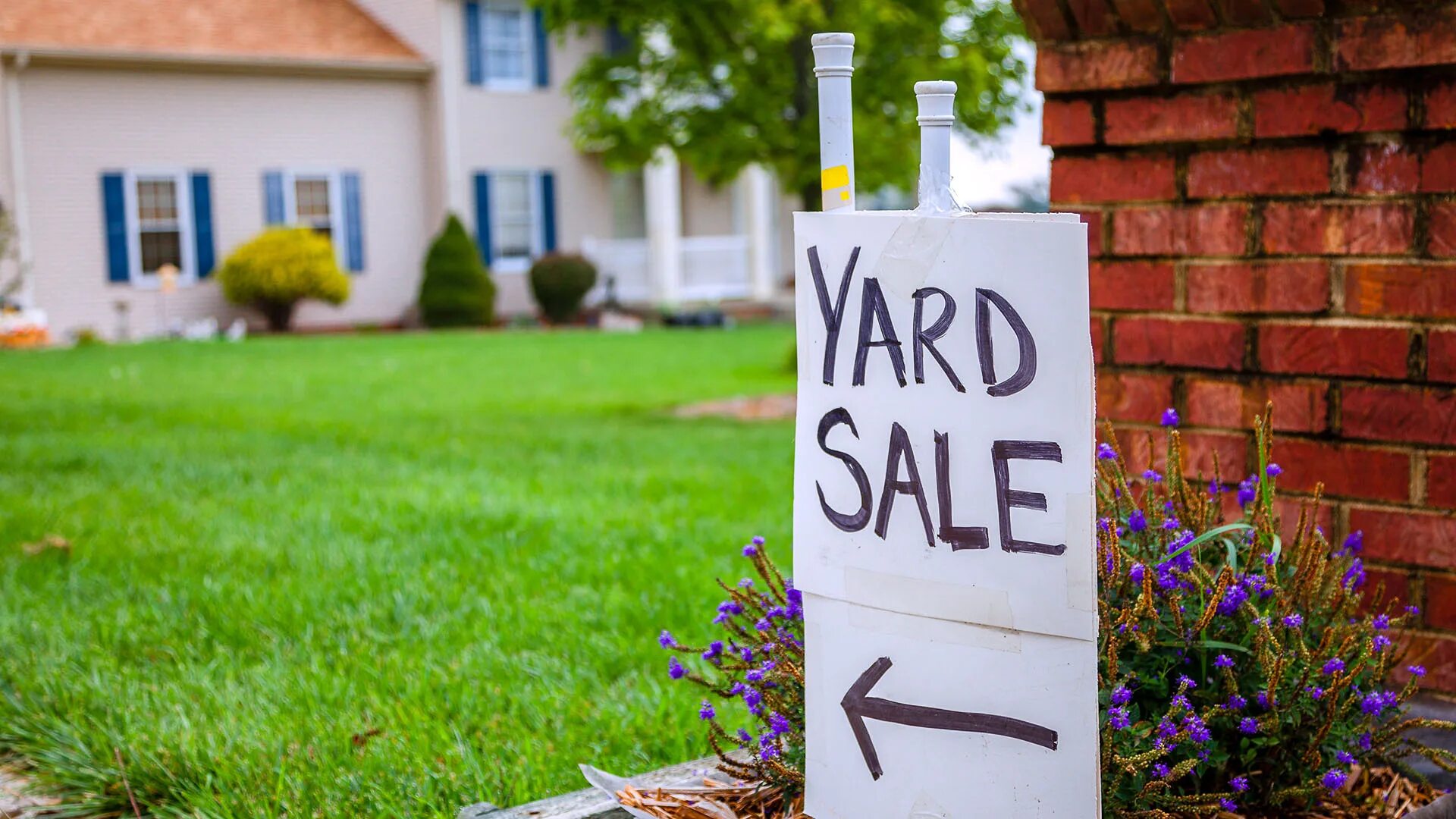 Yard sale. Yard Sail. Yard photo. Summer Yard.