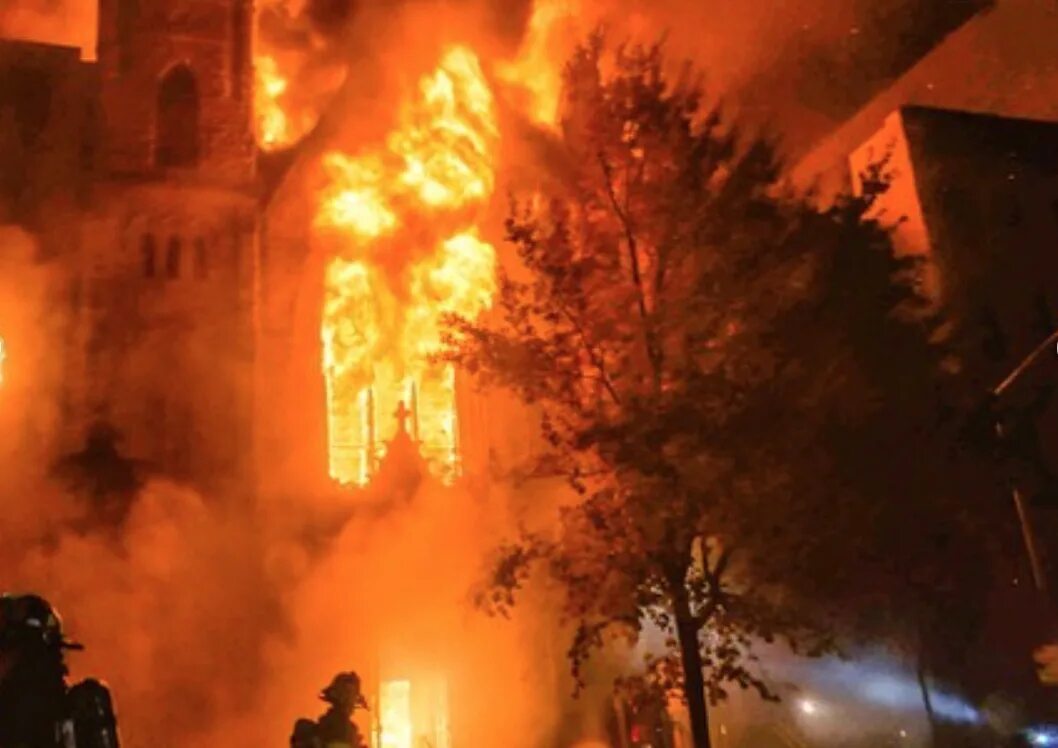 Пожар в Нью-Йорке 1776. Пожар в храме. Горящая Церковь. Горящий храм в США. Видели сгорел дом