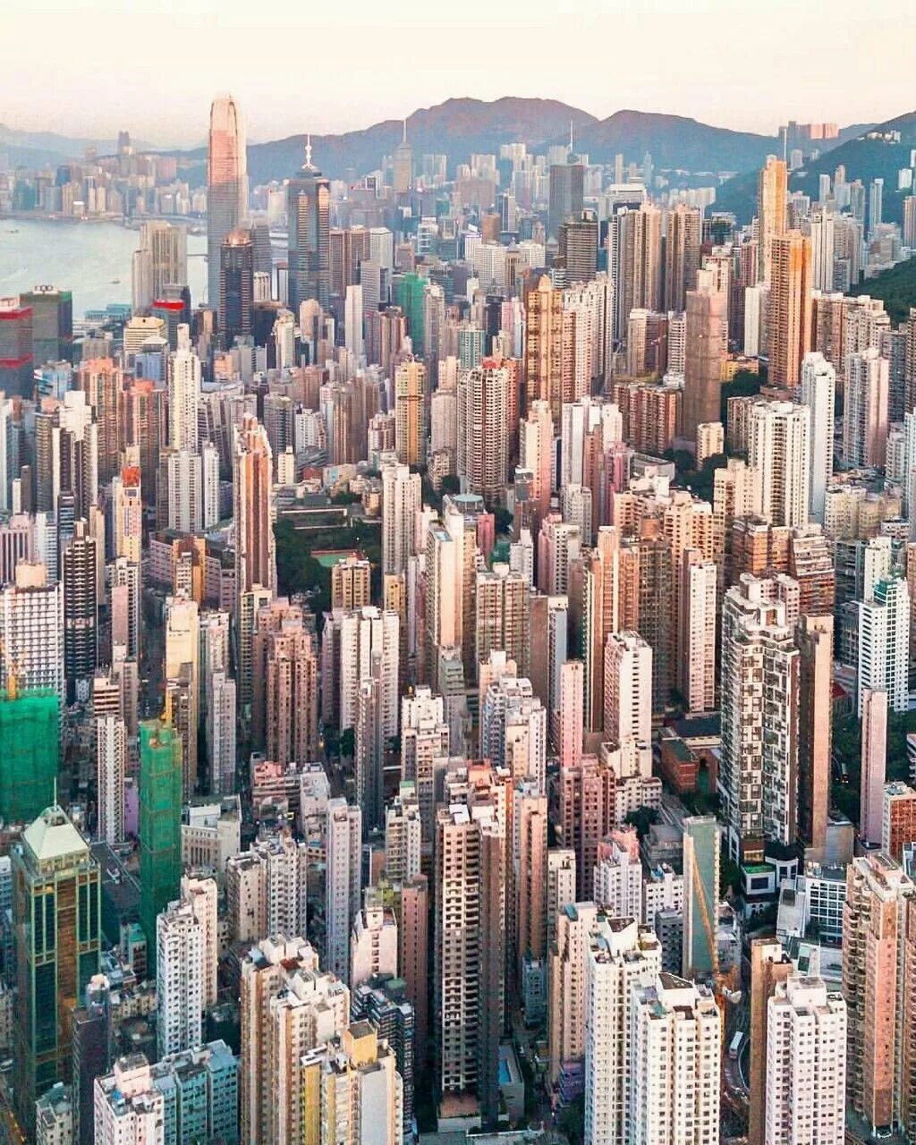 Небоскребы гонконга. Китай Гонг Конг. Сянган Гонконг. Гонг Конг небоскребы. Гонконг высотки.