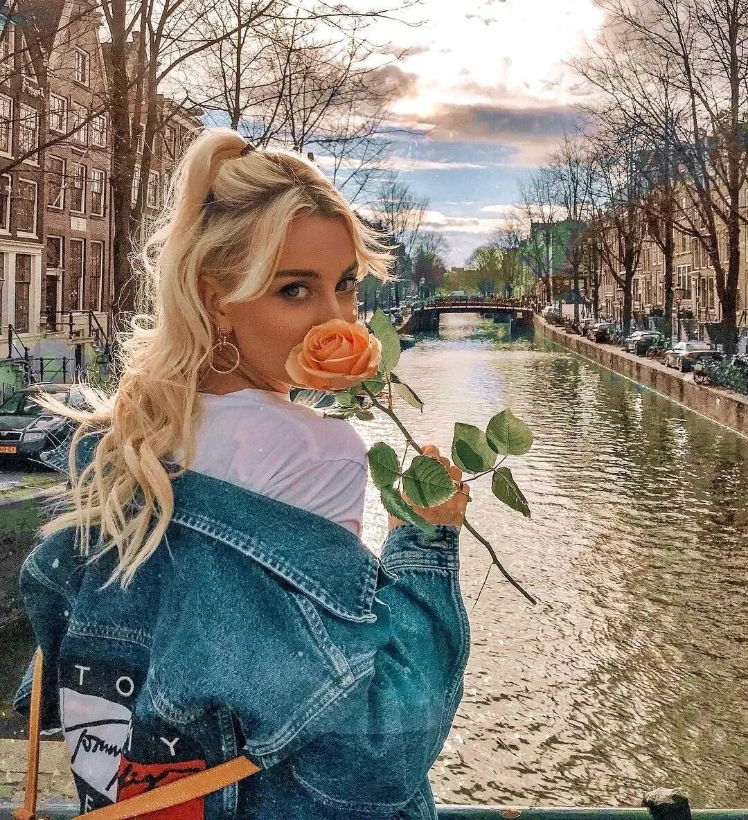 Джоконда с ногами. Прикольные телочки. Красивые девушки с пивом. Блондинка с оружием. Красивые девушки с оружием.