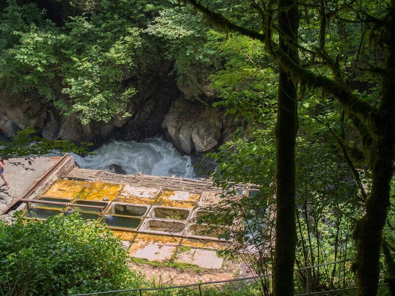 Радоновые ванны абхазия ткуарчал. Радоновые ванны абхазия акармара. Радоновые ванны в абхазии. Радоновые ванны в абхазии. Радоновые источники ткварчал абхазия.