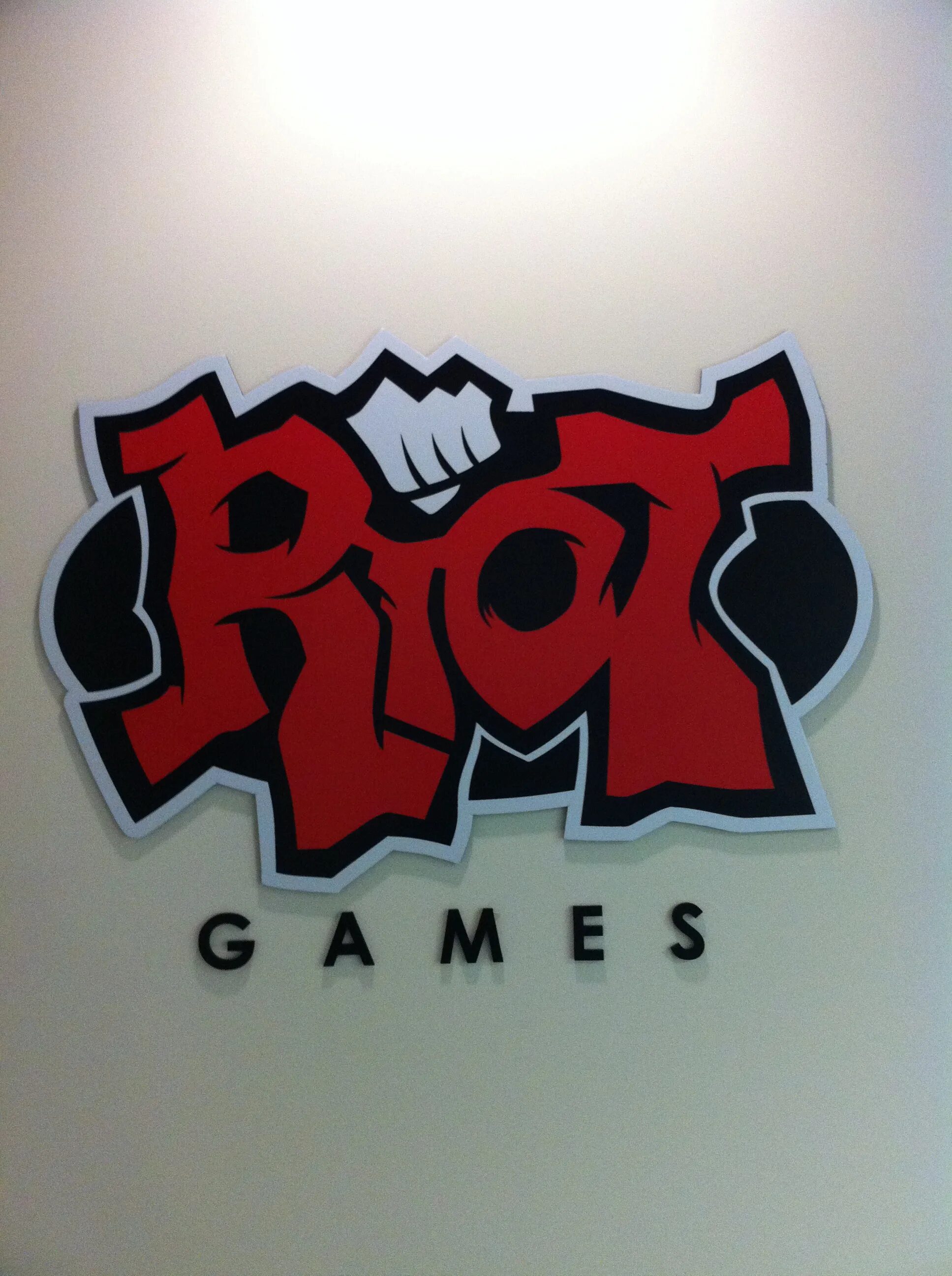 Riot games клиент. Riot games. Rinat games. Riot логотип. Riot games games.