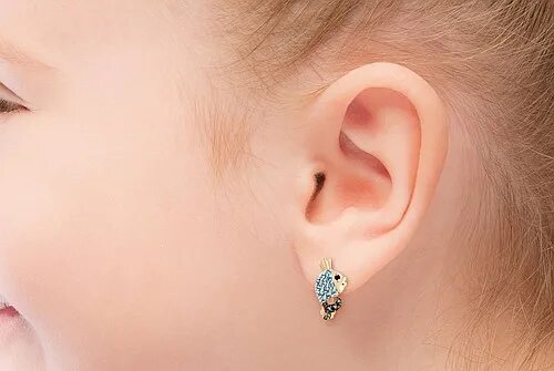 Какие сережки лучше детям. Сережки для маленьких девочек. детские серьги на ушах. золотые серьги на ушках детей. дети ухо серьги.