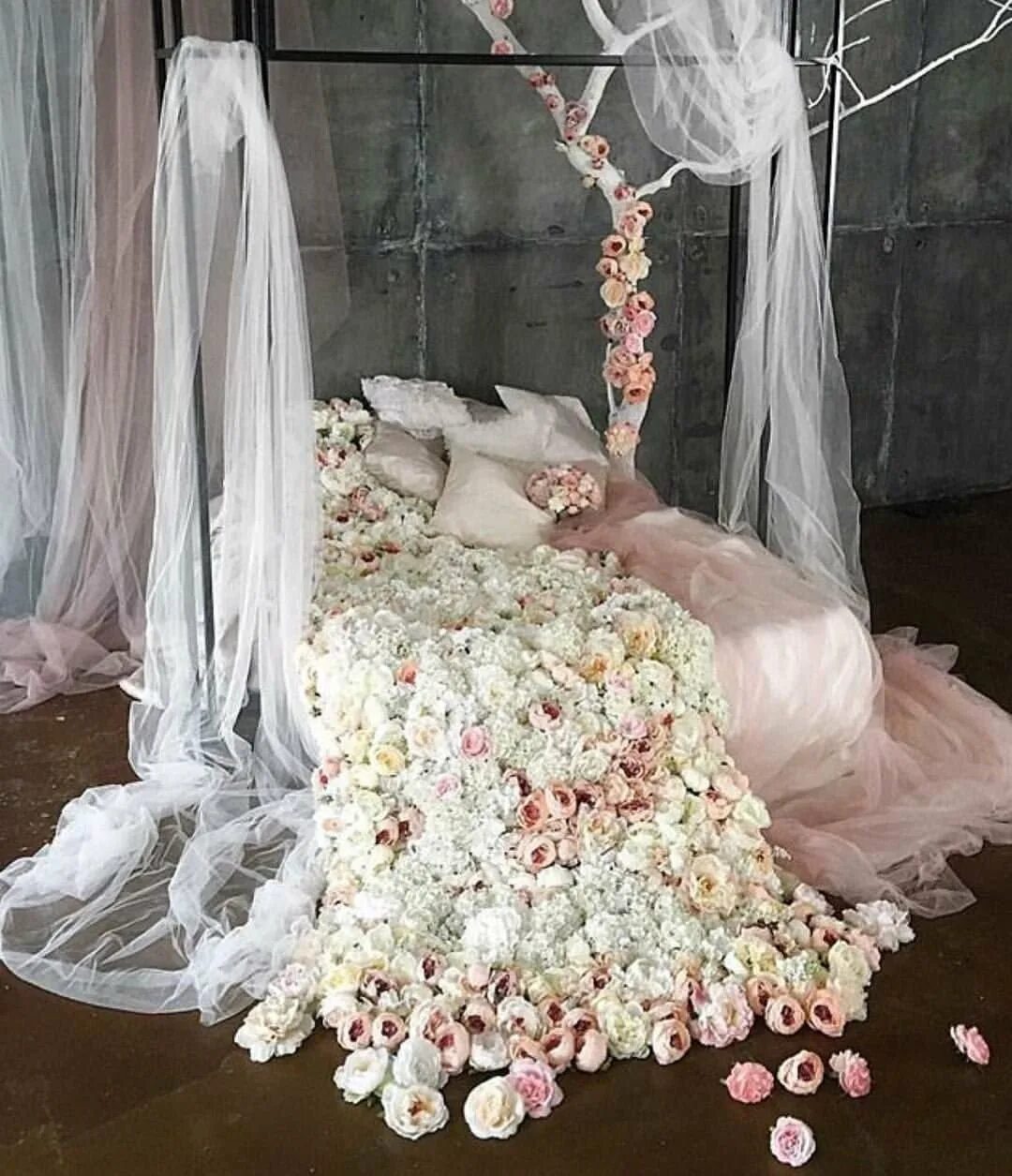 Невеста постель. Украшение комнаты невесты. Украшение спальни молодоженов. Свадебная кровать. Фотозоны с кроватью.