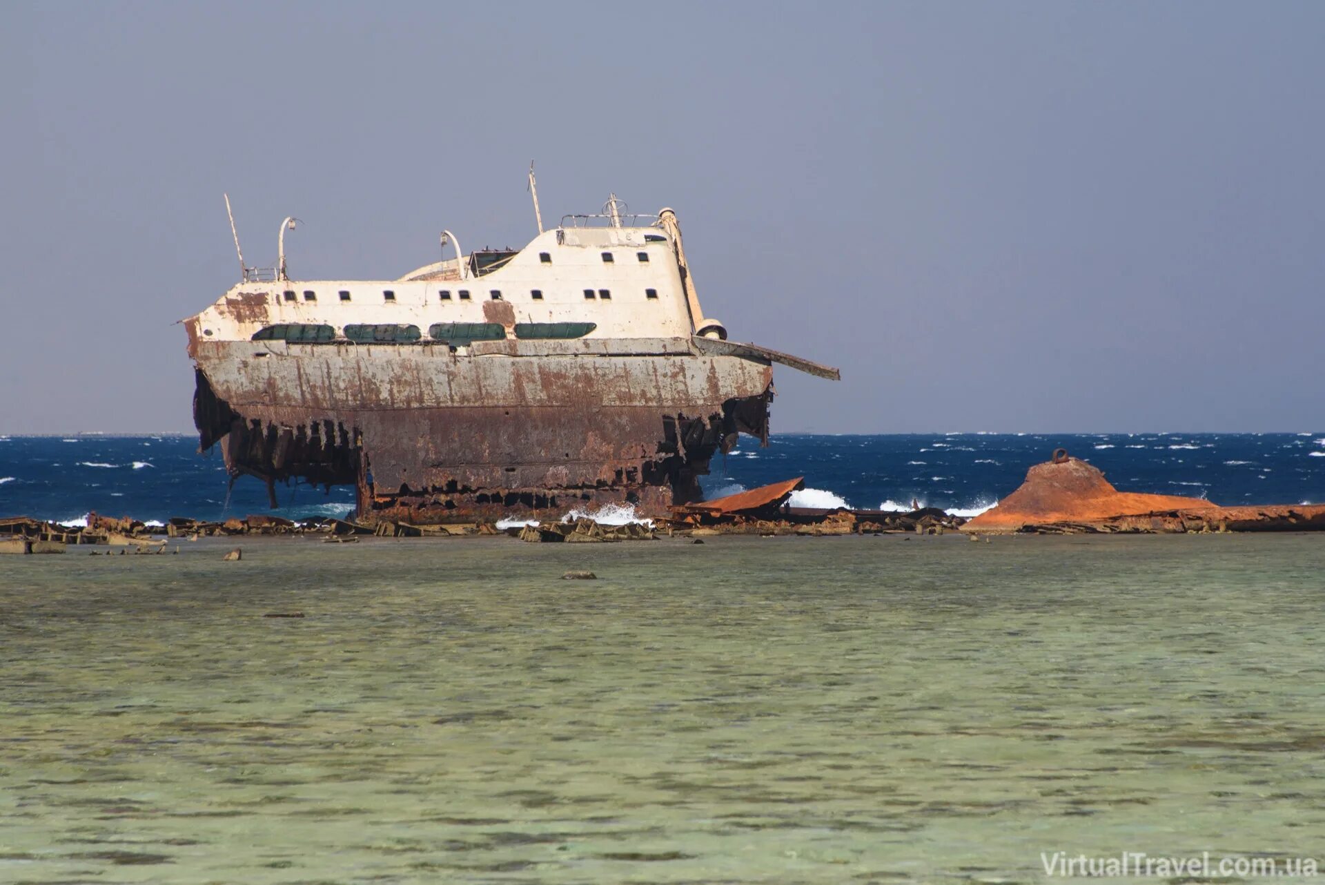 Корабли садятся на мель. Шарм-Эль-Шейх корабль на мели. Судно на мели. Судно севшее на мель. Корабль на мели в Египте.