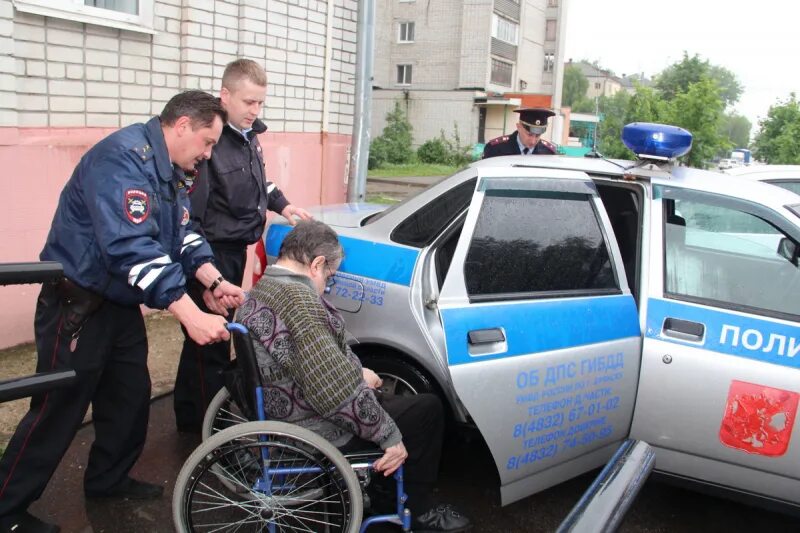 ГИБДД Брянск сотрудники. Милиция для инвалидов. ДПС В Брянской области. Полиция с инвалидами. Сайт гибдд брянской области