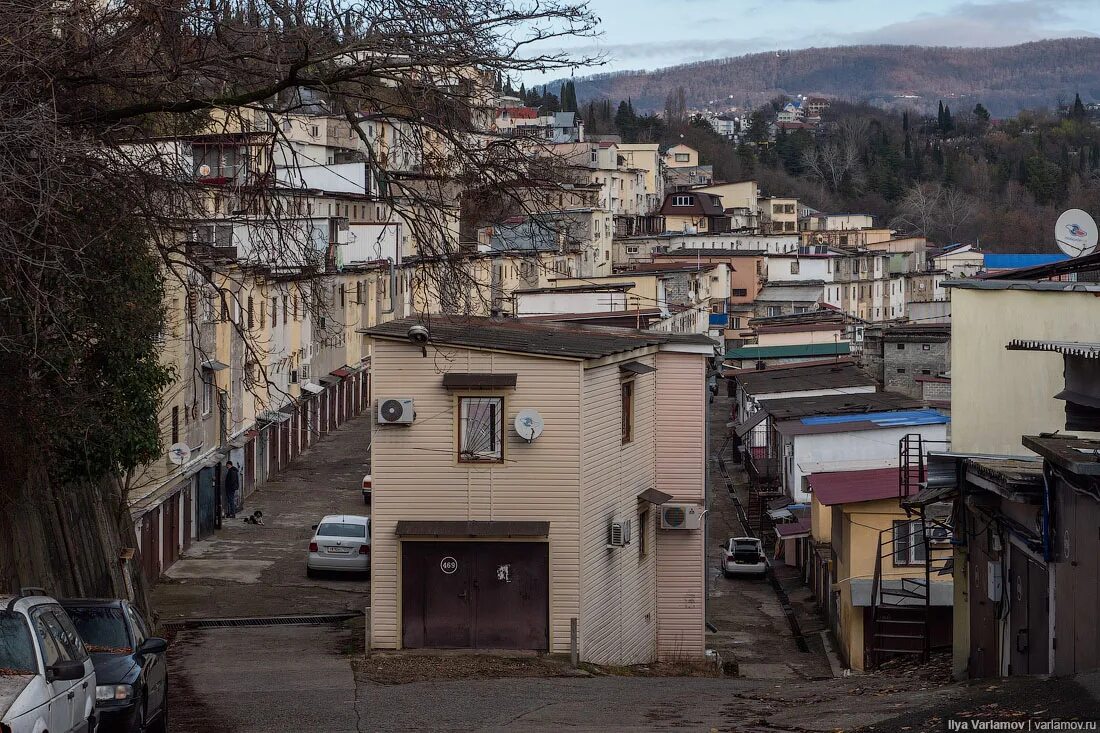 Гаражи сочи фото. Фавелы в сочи варламов. гаражные фавелы в сочи. варламов сочи гаражи. гаражное гетто сочи.