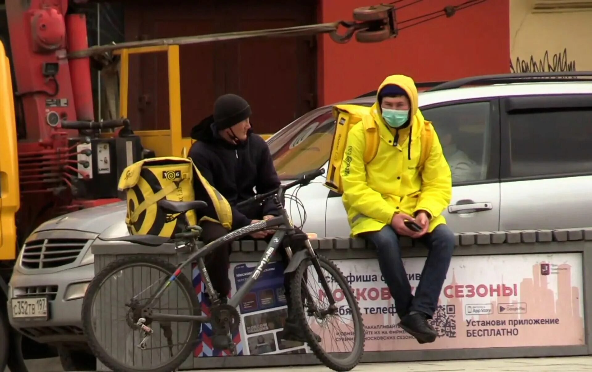 Мигрантов хватает. Мигранты на красной площади 31 декабря 2020. Сокращение мигрантов. Мигранты в москве как живут. Мигранты на стройке.