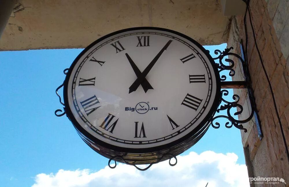 Уличные часы. Уличные часы для загородного. Необычные уличные часы. Часы уличные двухсторонние.