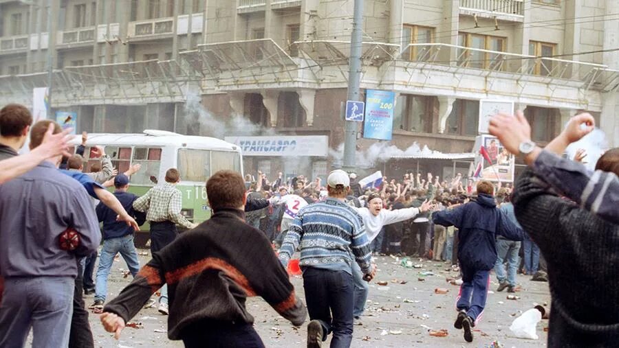 Москва после поражения. Манежка Россия Япония 2002. Россия Япония 2002 беспорядки. Беспорядки в Москве 2002 на Манежной площади.