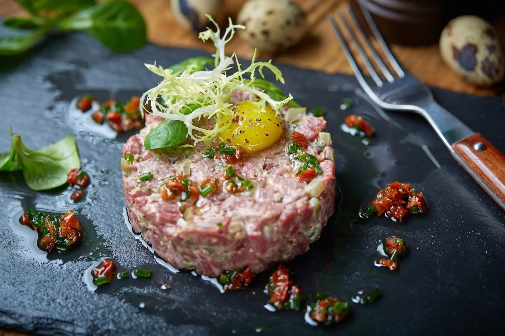 Биф тартар. Татарский тартар. Тартар из говядины классический. Тартар из говядины классический. Татарский тартар.