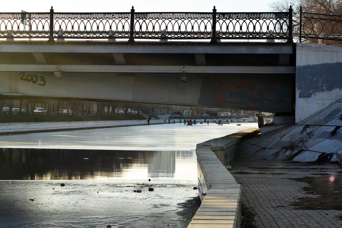 Варвациев канал астрахань. Каналы астрахани водные. Азербайджанский мост в астрахани. Мост влюбленных астрахань набережная. Центральная набережная астрахань.