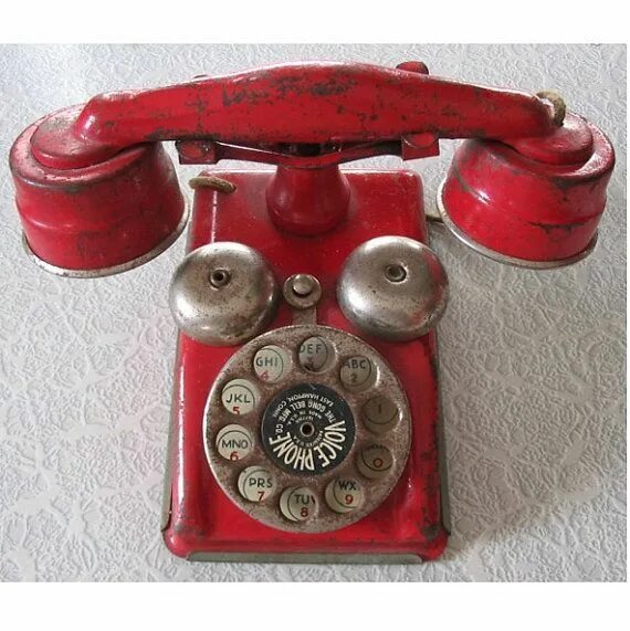 Старый красный телефон. Старый телефон. Сувенир в виде старого телефона. Винтажный телефон. Красный старый телефон домашний.